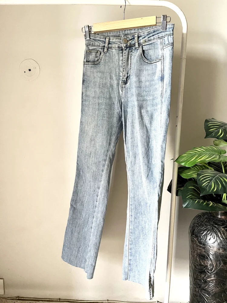 Blue bell-bottom highwaist denim 