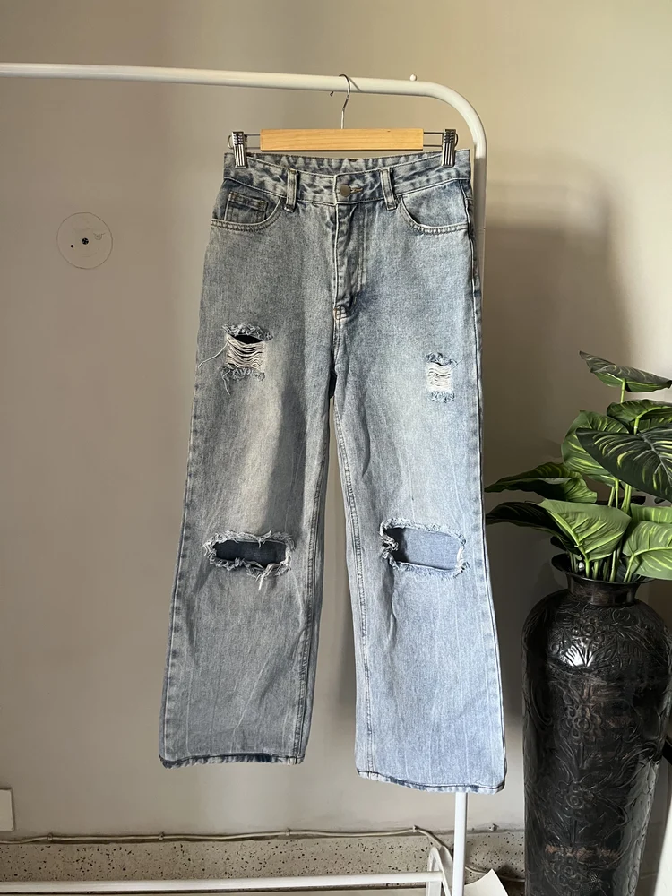Blue acid wash knee-cute Jeans