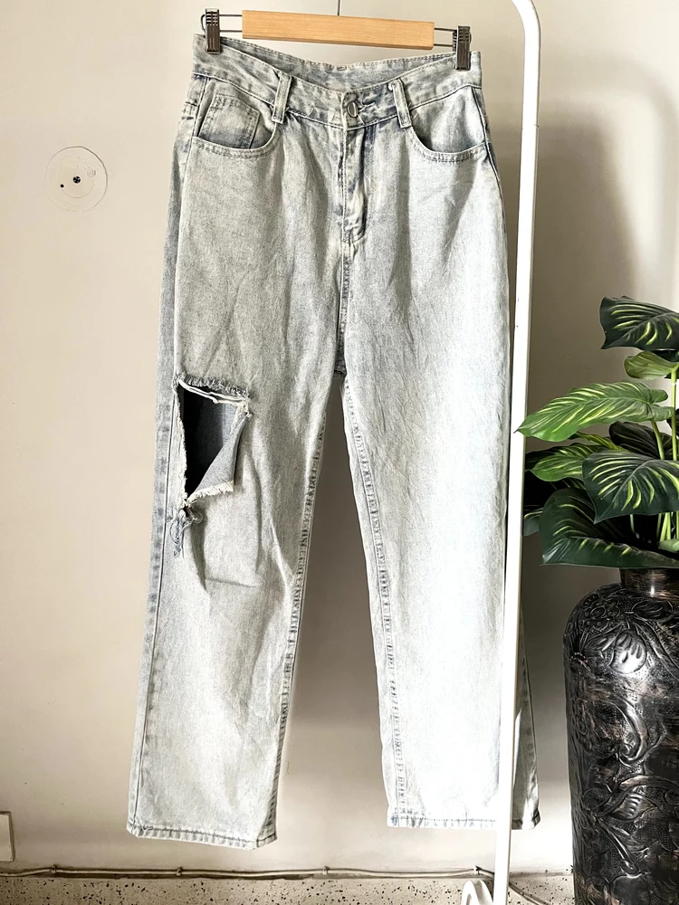 Blue ripped highwaist denim
