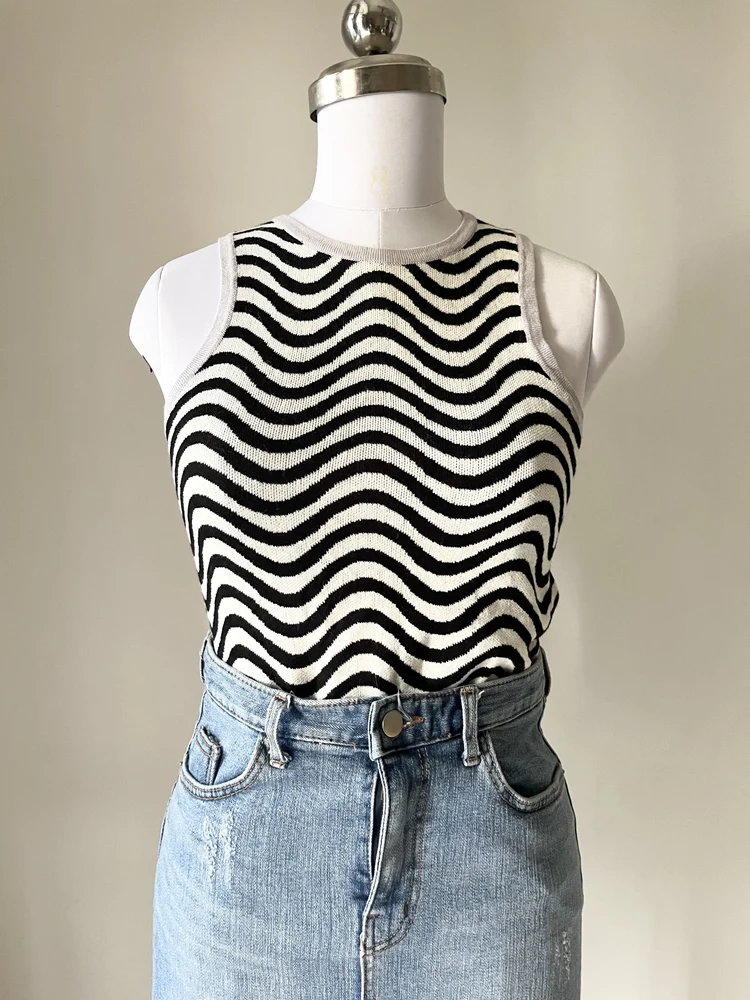 B/W wave printed top 