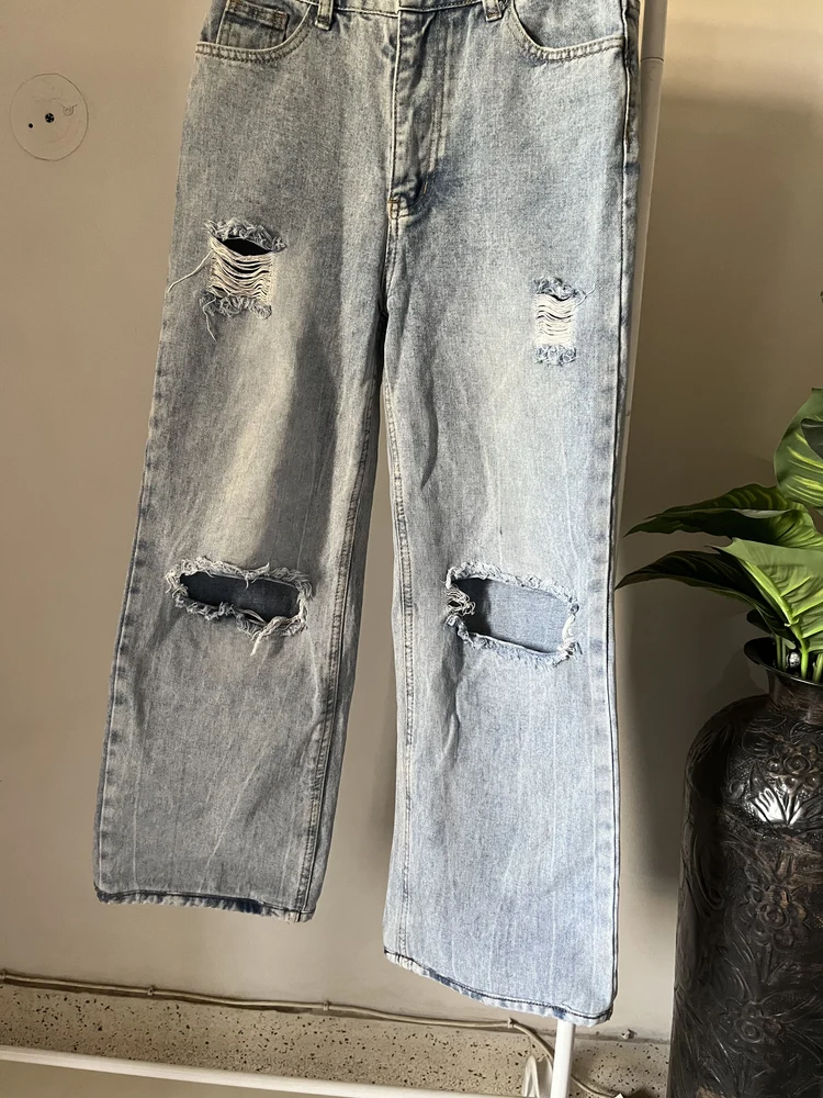 Blue acid wash knee-cute Jeans