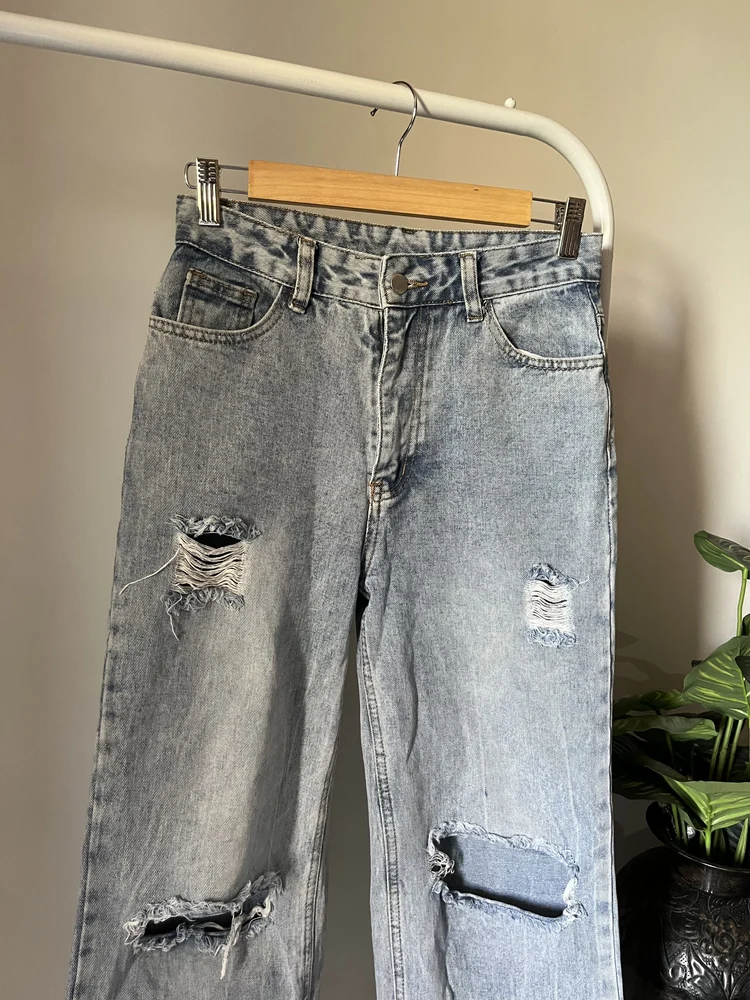 Blue acid wash knee-cute Jeans