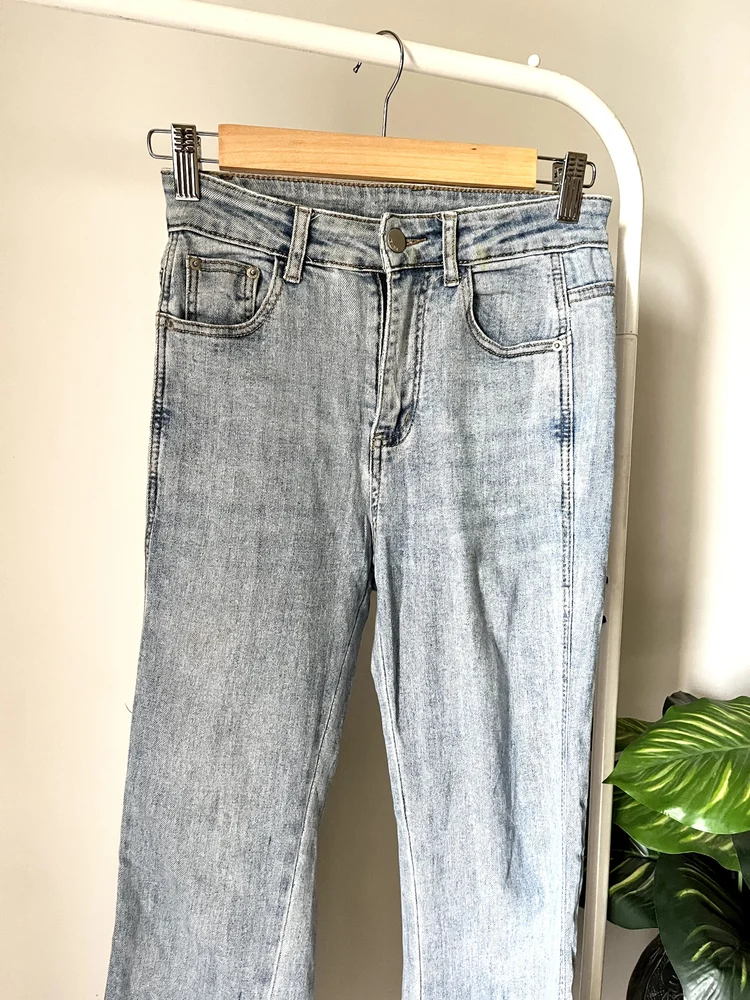 Blue bell-bottom highwaist denim 