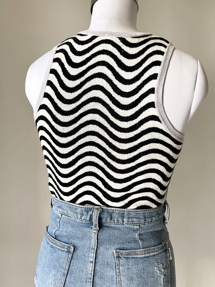 B/W wave printed top 