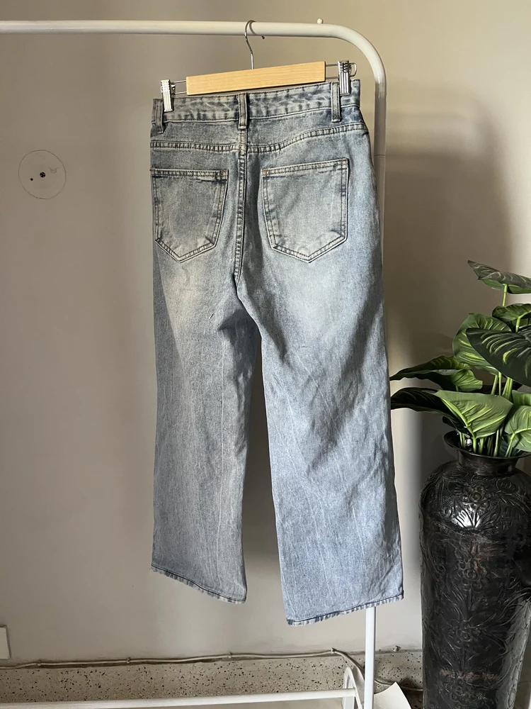 Blue acid wash knee-cute Jeans