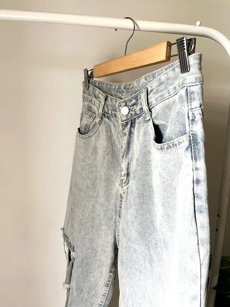 Blue ripped highwaist denim