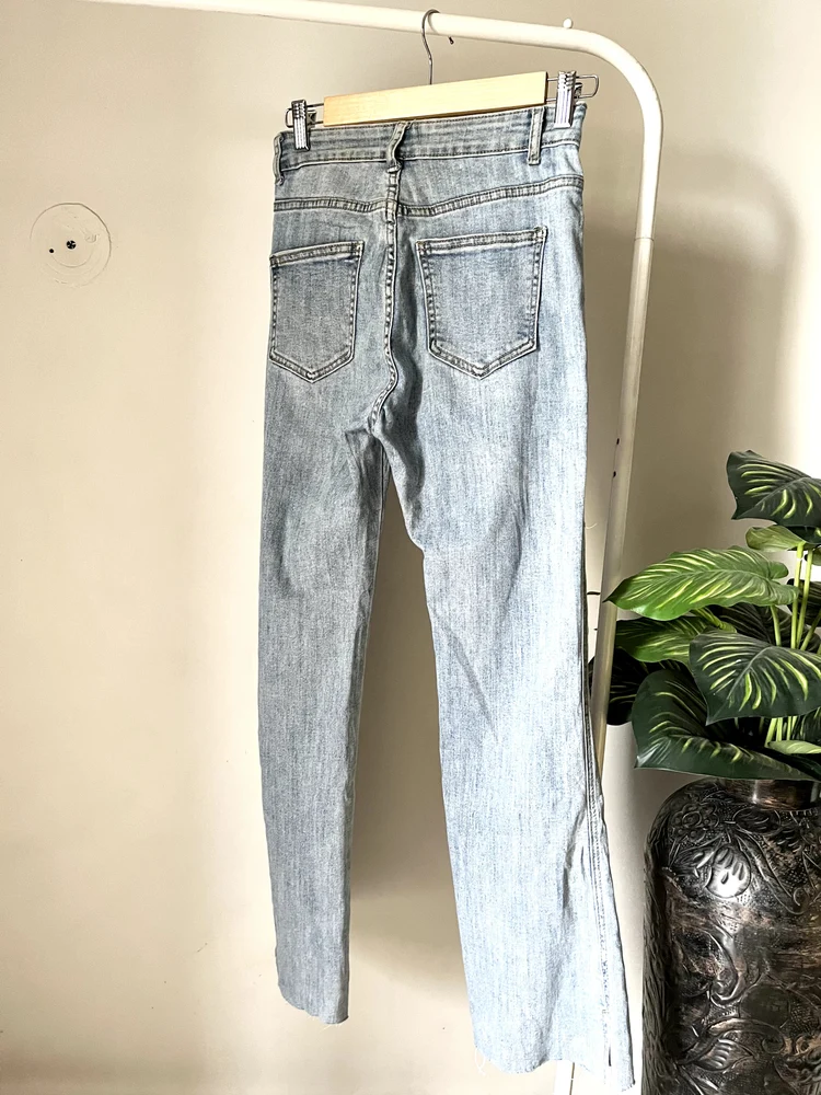 Blue bell-bottom highwaist denim 